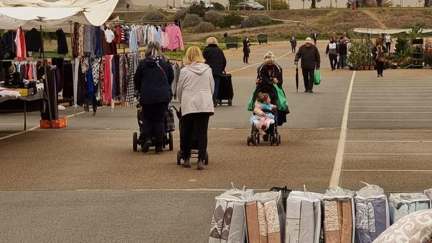 El mercadillo de Badajoz a medio gas, el pasado martes.