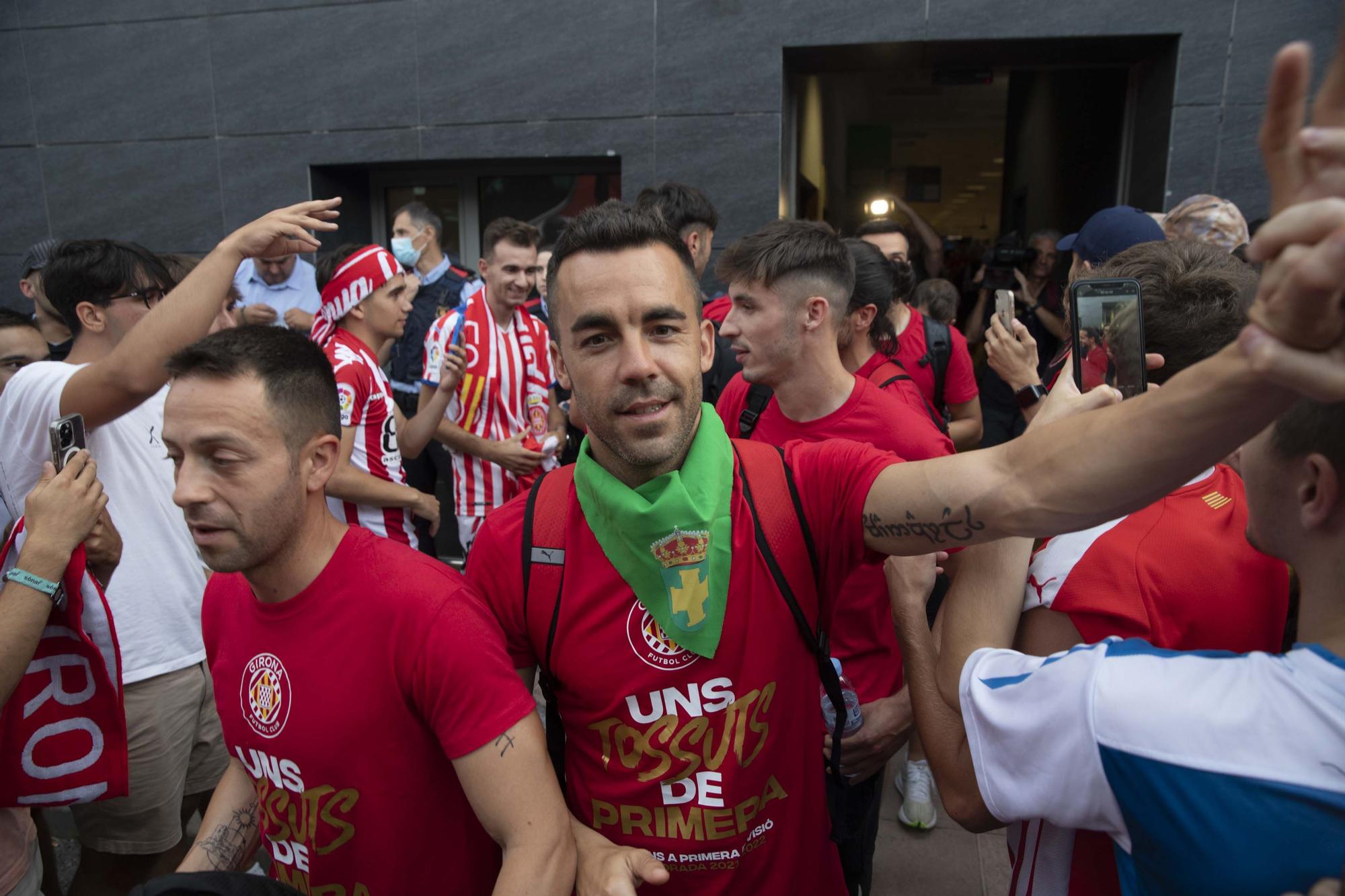 Els aficionats reben al Girona a l'aeroport