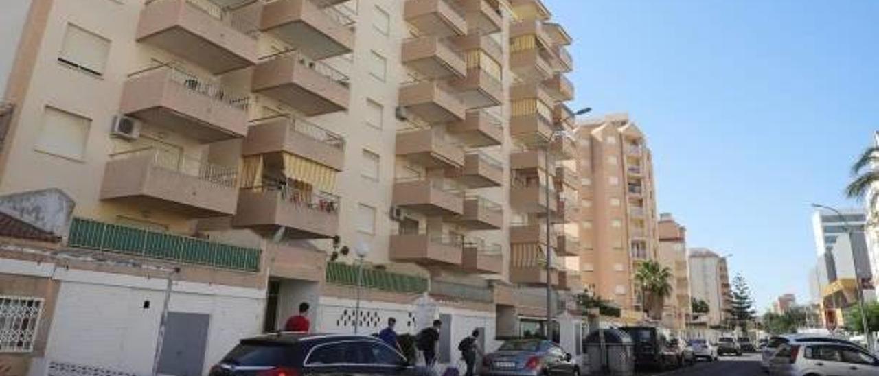 El edificio Jardín III de la playa de Gandia, donde se encuentra el piso que causaba molestias y que ha suscitado la sentencia.