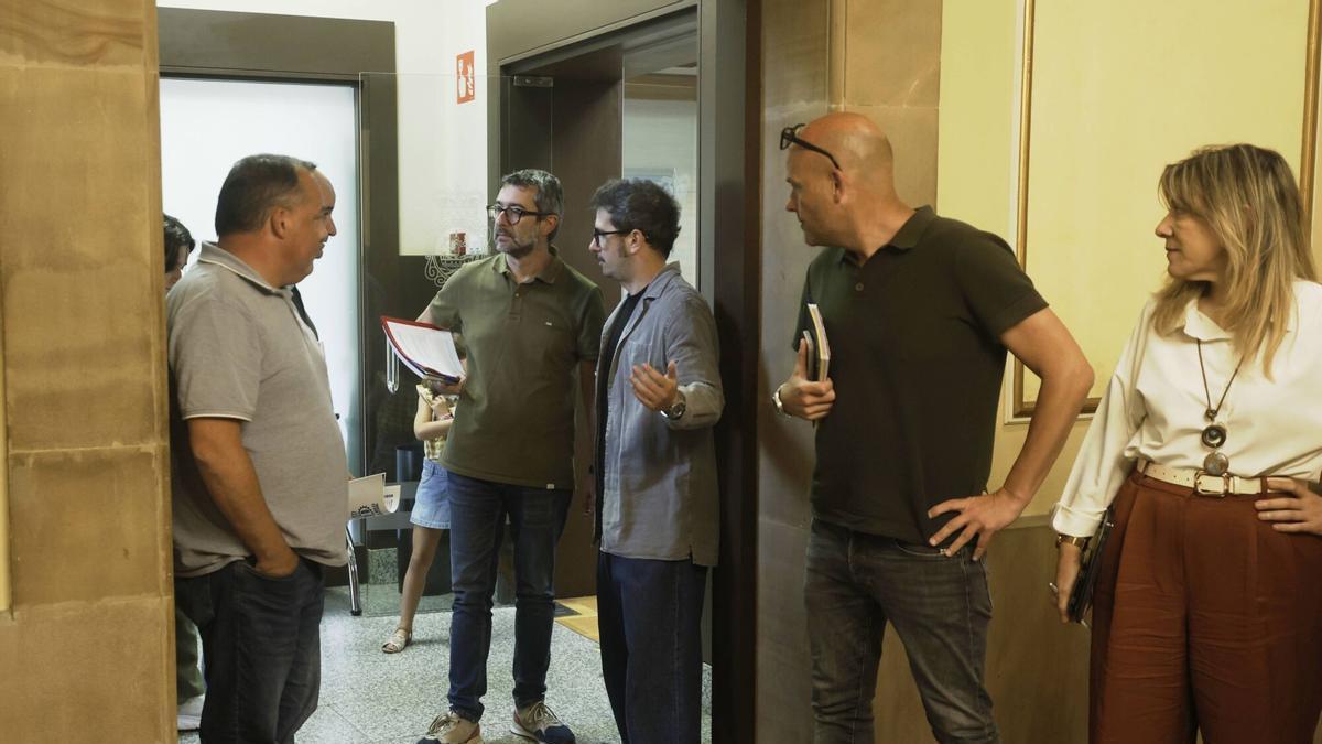 EN IMÁGENES: Diego Baeza, propietario del Avilés, se reune con los grupos municipales en el Ayuntamiento