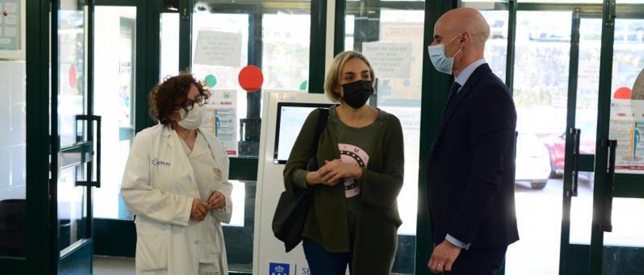 Un momento de la visita del gerente de la EOXI Pontevedra-O Salnés a Bueu. | // GONZALO NÚÑEZ