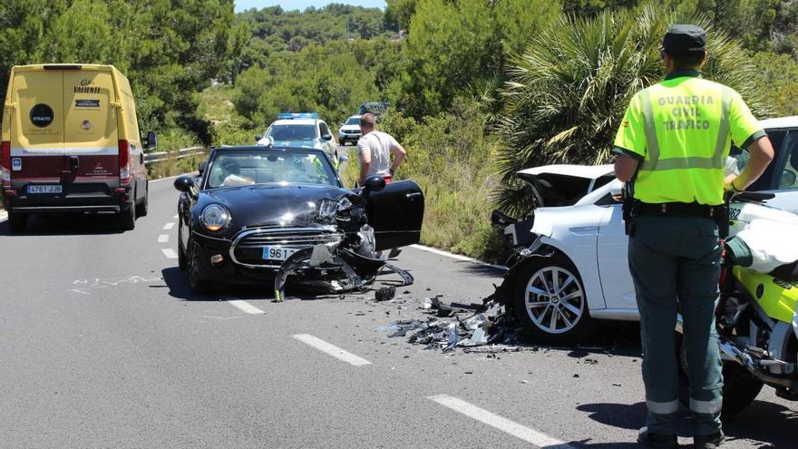 Dos heridos en un aparatoso choque frontal en les Planes de Xàbia