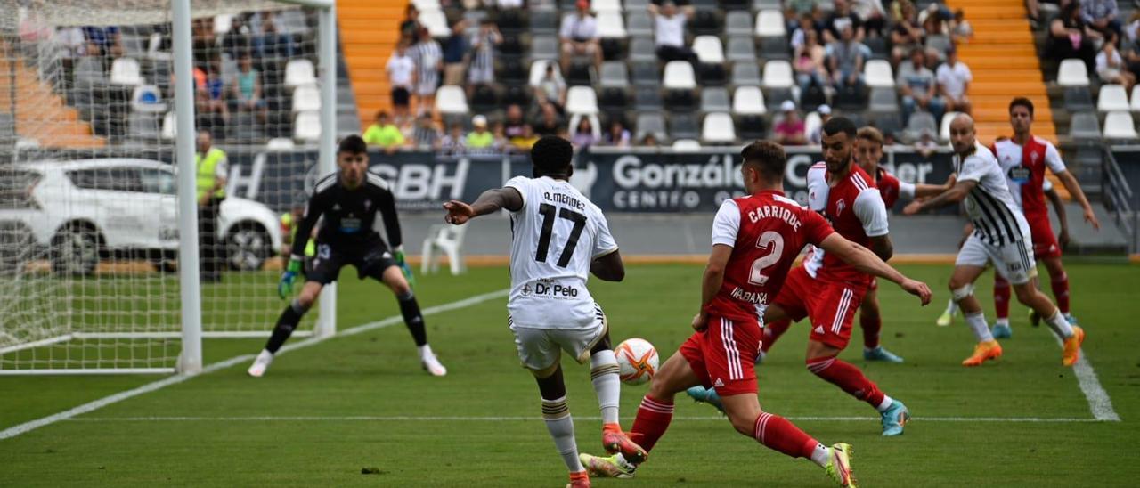 Adilson intenta disparar a portería durante el partido ante el Celta B.