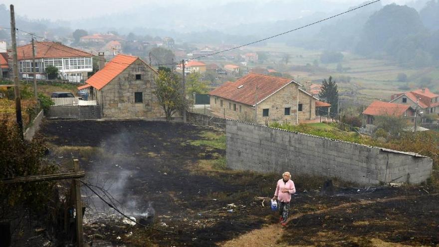 Terreno arrasado por el fuego en Ponte Caldelas