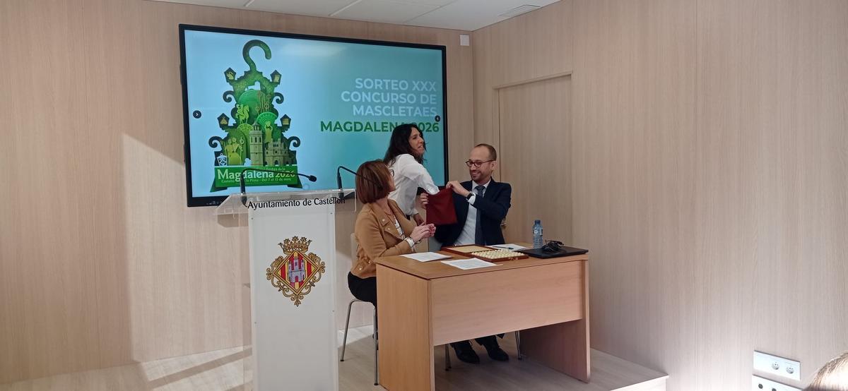 Otro momento del sorteo en el consistorio.