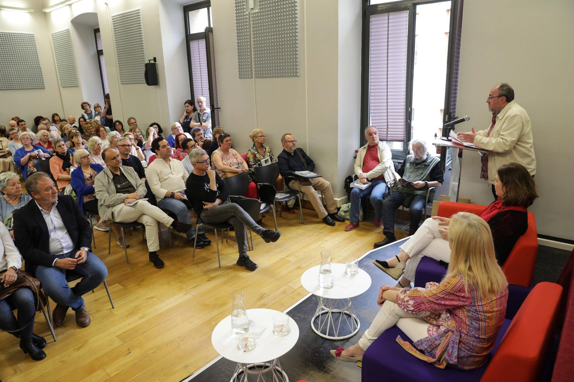 La presentación del libro "Tropezando con la memoria de Gijón", en imágenes