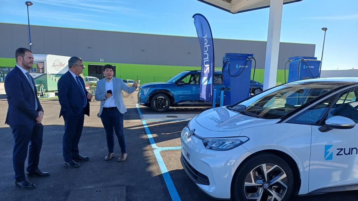 El consejero de Medio Ambiente, Universidades, Investigación y Mar Menor, Juan María Vázquez, junto al director de proyectos de Zunder, Roberto Vaquero, en la inauguración de la estación de carga ultrarrápida de la empresa Zunder en Lo Jurado