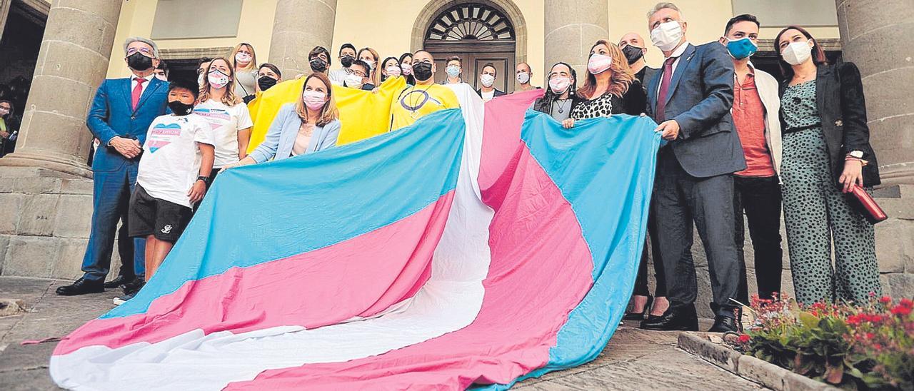 Aprobación en el Parlamento canario de la ¡ley trans&#039; por unanimidad.