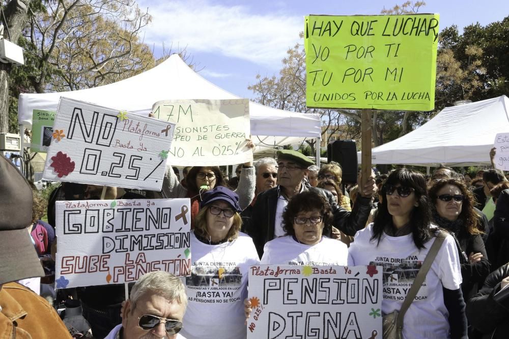 Tres generaciones llenan el parque de la Paz y acusan a los diferentes gobiernos de "olvidar" a los ciudadanos