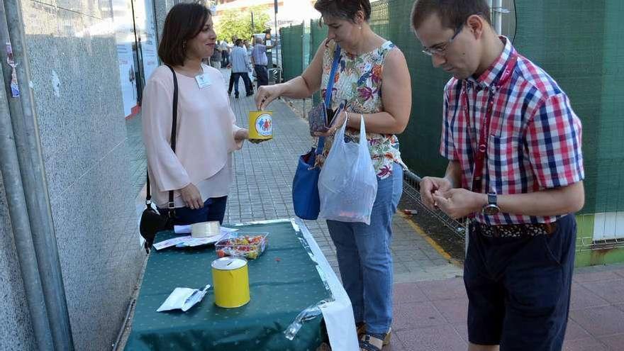 Una de las mesas instalacda ayer por AFA Benavente para su cuestación anual.