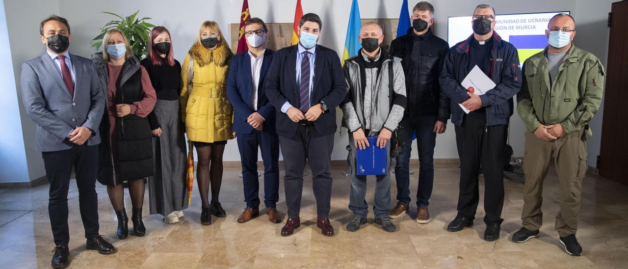 López Miras (centro) se ha reunido con representantes de la comunidad ucraniana en el Palacio de San Esteban.