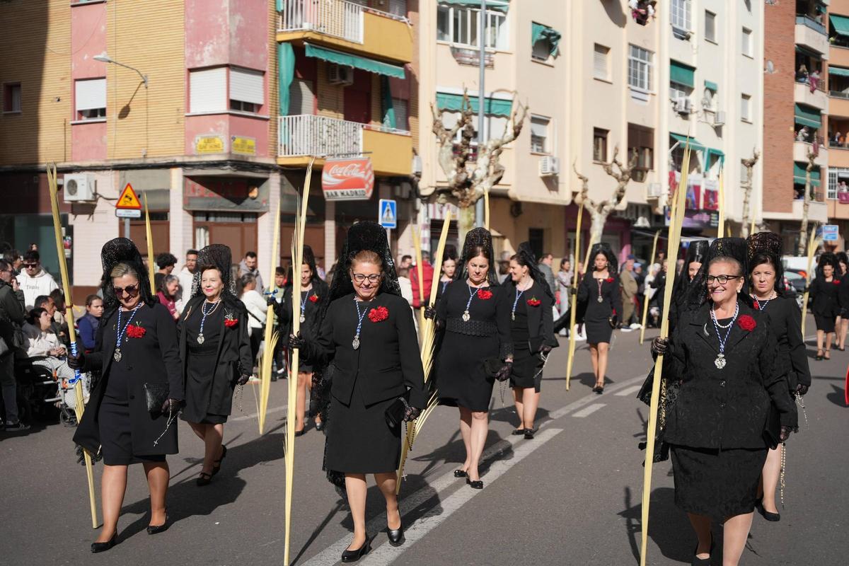 Mujeres con mantilla durante la procesión de la Borriquita.