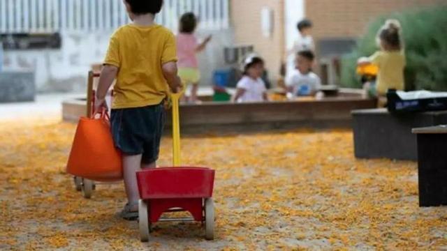 Un nen juga amb un carretó en una escola d’educació infantil. | EL PERIÓDICO