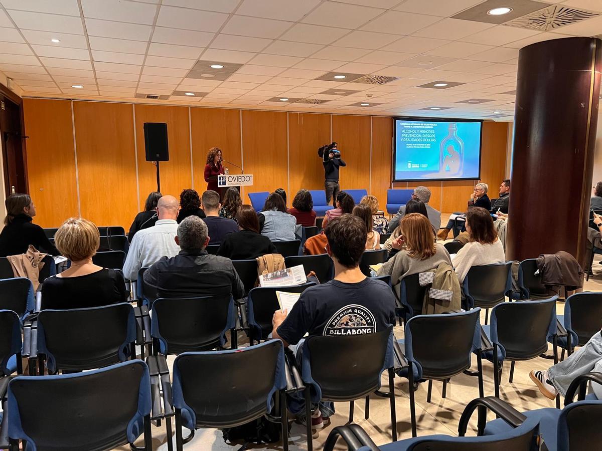 Inmaculada González se dirige a los asistentes a la jornada.