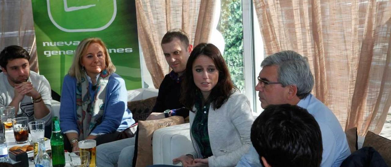 De derecha a izquierda, Mariano Marín, Andrea Levy, Pablo Álvarez-Pire, Mercedes Fernández y Andrés Suárez, ayer, en Gijón.
