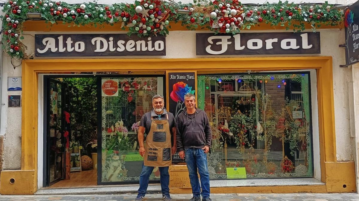 Héctor Villarroel Ibarra y Pedro García Mateos a las puertas de su floristería tras concluir la decoración de sus escaparates navideños.
