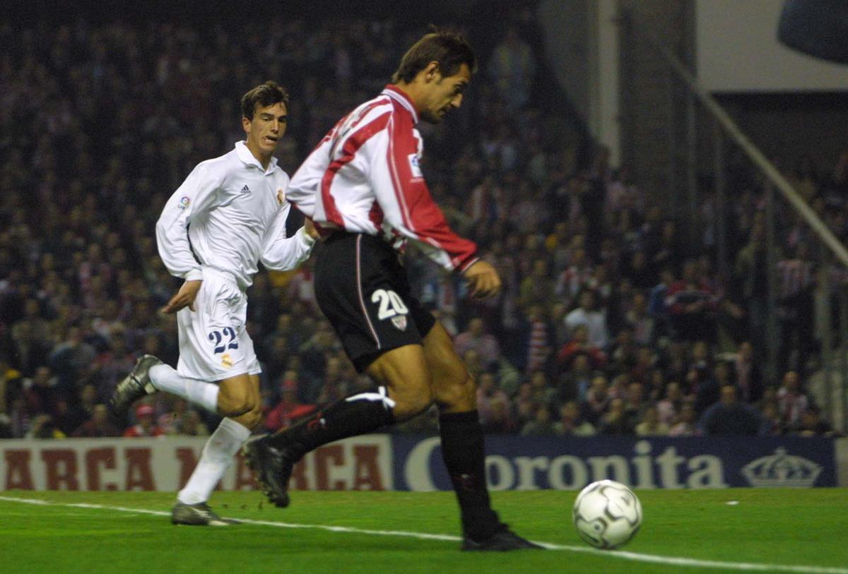 Pavón y Urzaiz en un partido entre el Real Madrid y el Athletic.