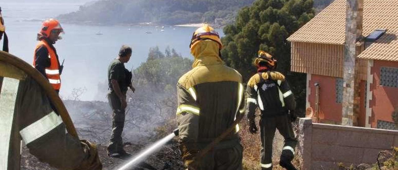 Incendio el verano pasado, en Santa Marta (Cangas). // S.A.