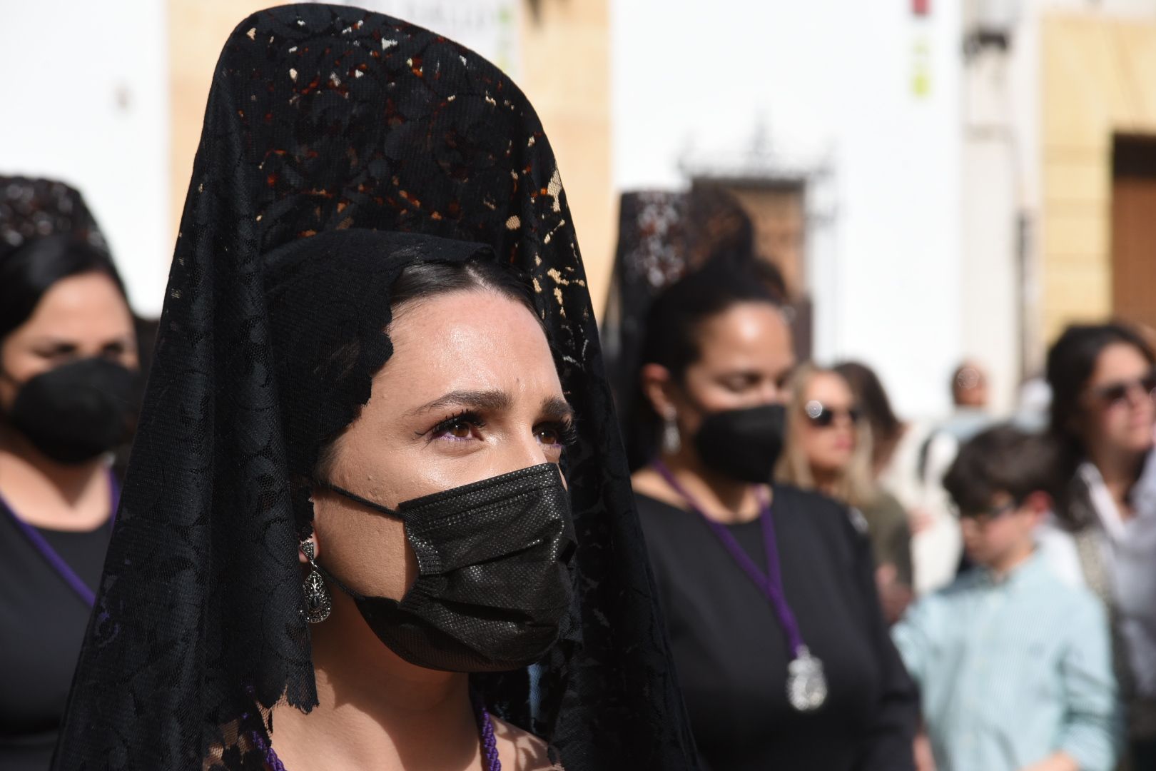 El Nazareno recoore las calles de su barrrio camino de la carrera oficial