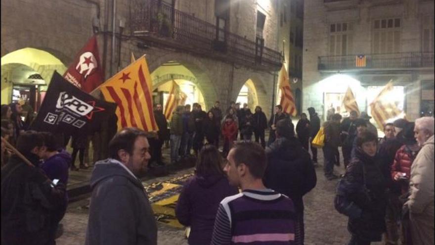 Concentració de suport als arrestats per cremar fotos del rei a Girona