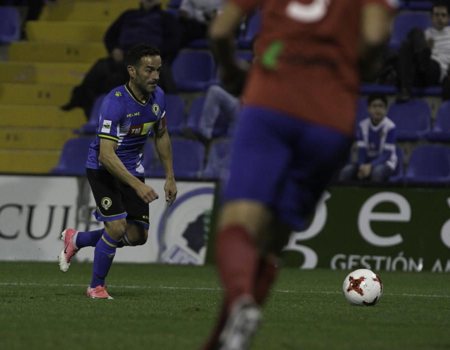 Dos errores del meta gaditano condenan al Hércules en su mejor partido de la temporada.