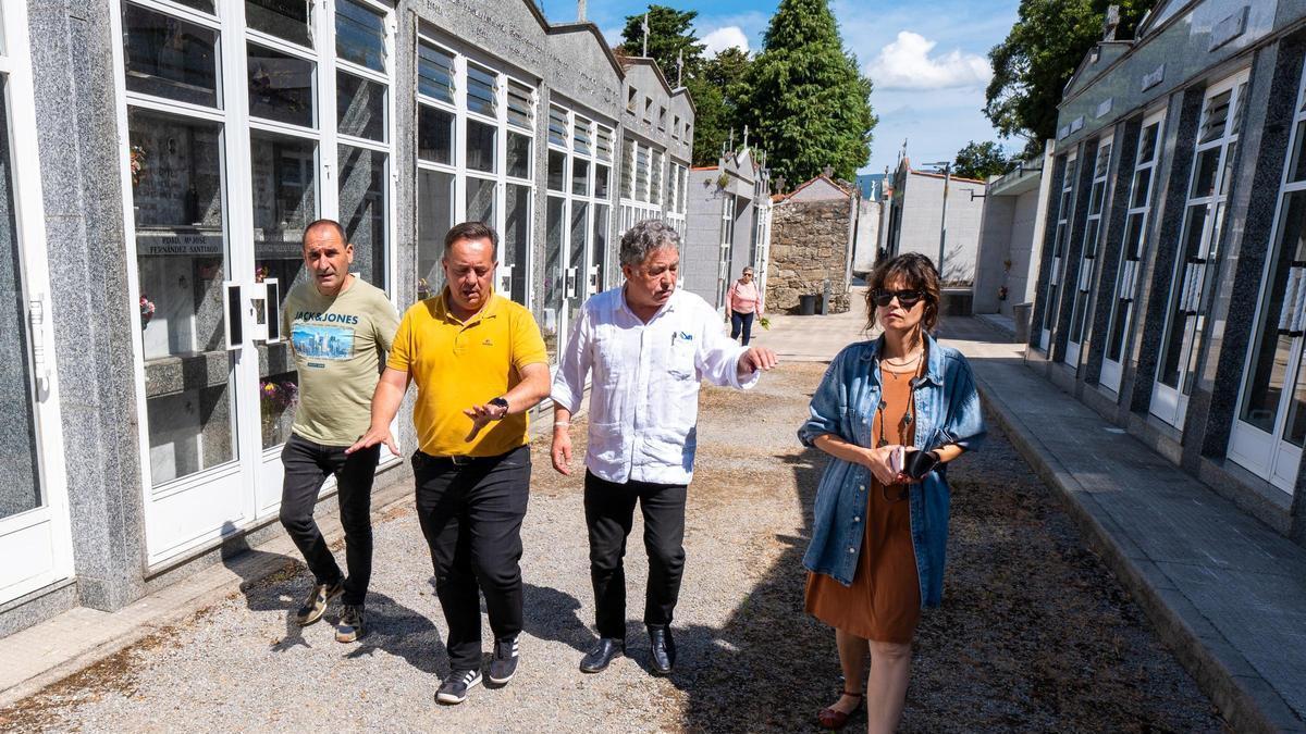 El alcalde Miguel Anxo Fernández Lores durante la visita a Lourizán