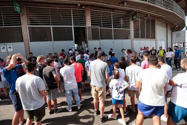 Aliento de la afición a la plantilla del CD Tenerife en el Heliodoro antes del partido ante el Girona