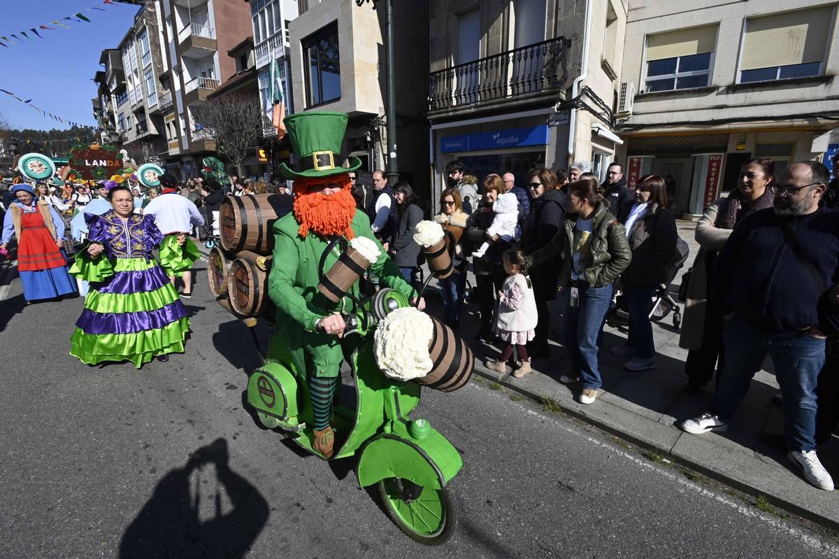 Las comparsas desfilaron ayer por las principales calles del centro urbano