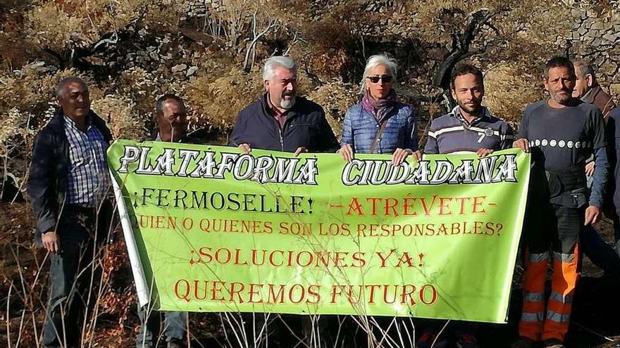 José Ignacio Delgado (Cs) y María José Rodríguez Tobal (Podemos), en el centro, en el lugar del incendio.