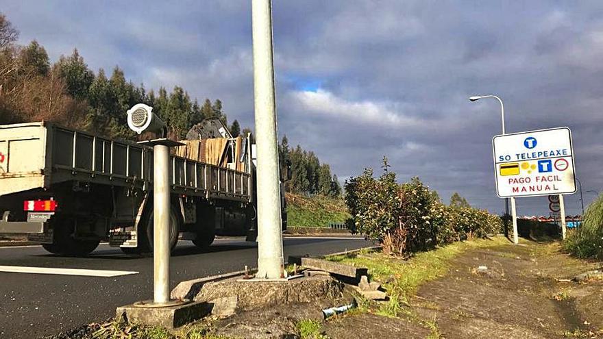 Poste sin protección a la entrada de una zona de peaje