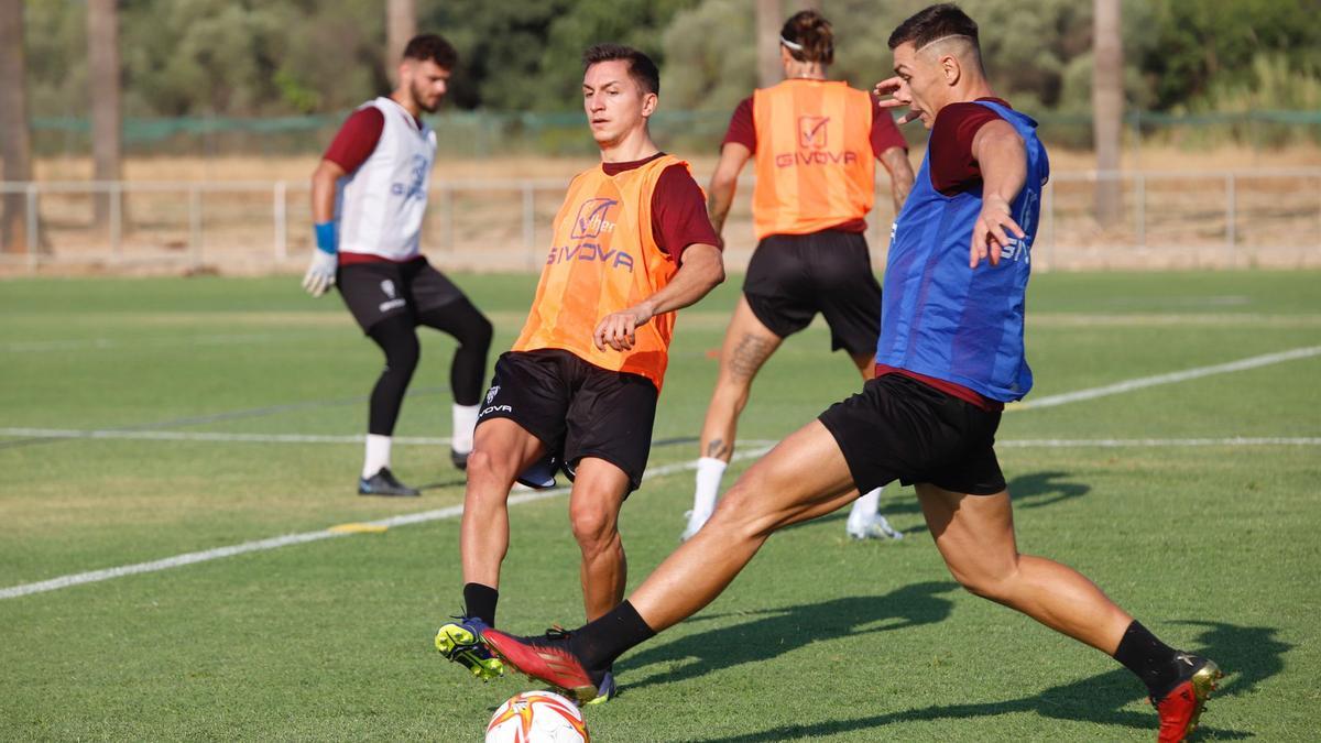 Lance de la primera sesión de pretemporada entre Carracedo y Adrián Fuentes.