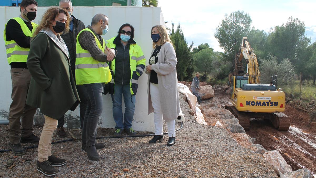 La alcaldesa, Susana Marqués (d), y la concejala Elena Llobell, durante una visita a las obras de la depuradora.