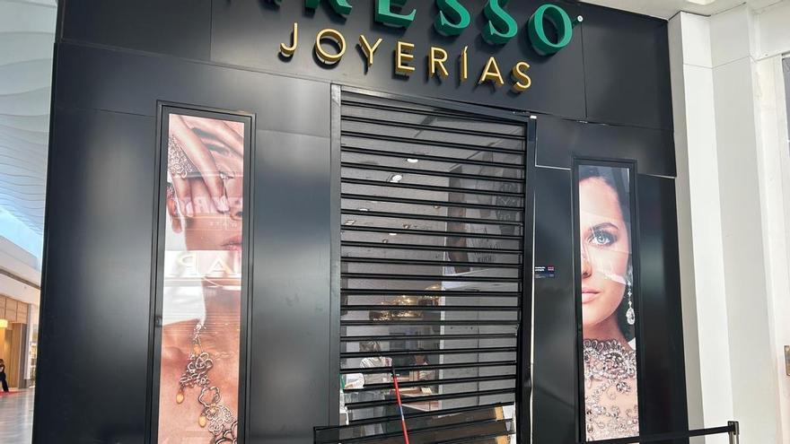 Robo de madrugada en el centro comercial El Faro de Badajoz: empotran un coche para asaltar una joyería