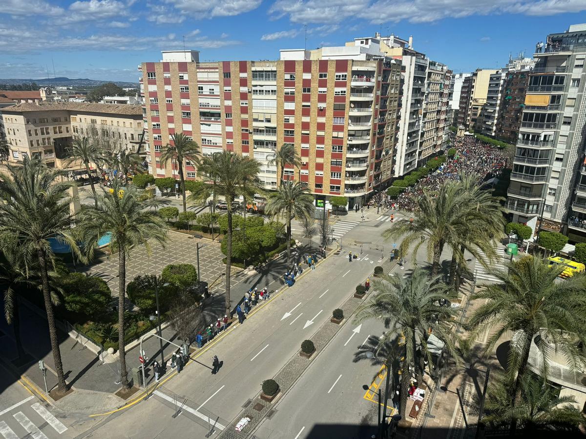 Vista de la Plaça del Regne y la avenida Santos Patronos en los momentos previos a una 'mascletà'.