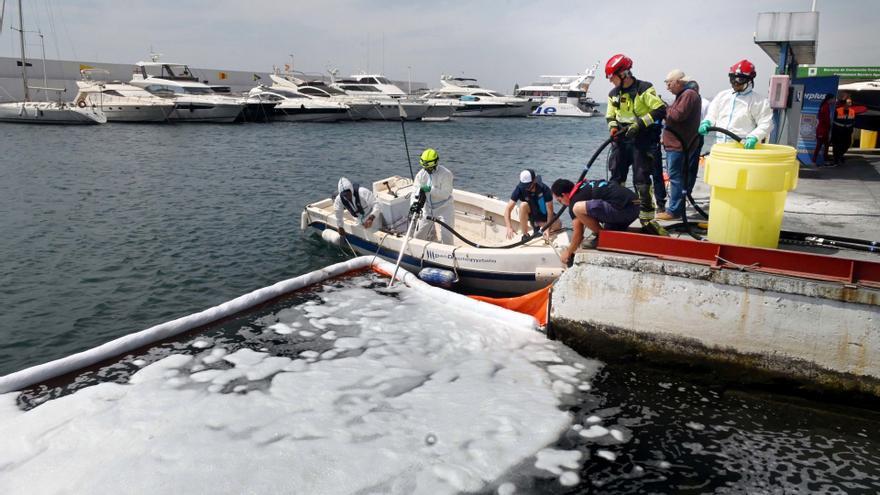 Efectivos de los servicios de emergencia participa en un simulacro de rescate acuático en el Puerto Deportivo Virgen del Carmen y en la playa de El Faro