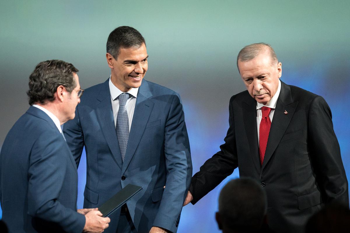 Sánchez recibe con honores a Erdogan en La Moncloa