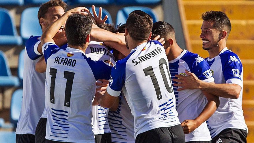 Los jugadores celebran su primer gol al Orihuela el domingo pasado, obra de Sergio Buenacasa.