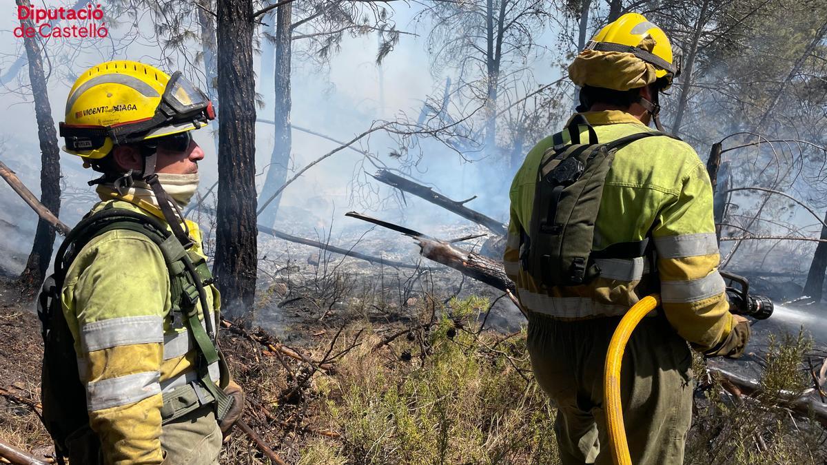 Archivo. Los bomberos de Diputación de Castellón junto con todo el dispositivo de extinción siguen trabajando en el incendio forestal .