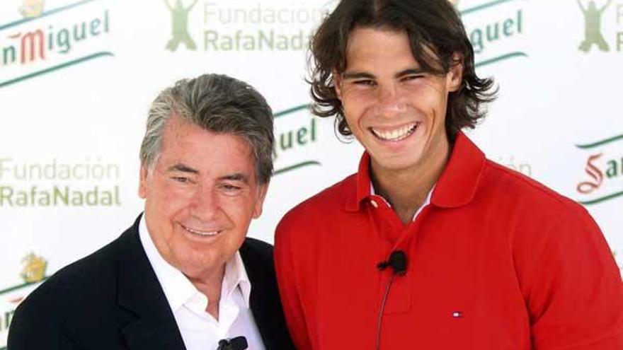 Santana entrega a Nadal una de las raquetas con las que ganó Wimbledon.