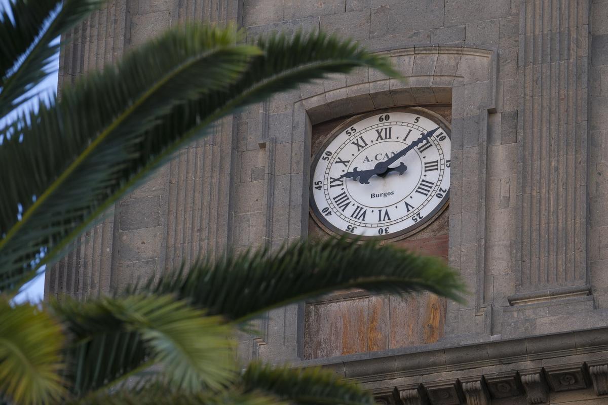 28-03-2025 LAS PALMAS DE GRAN CANARIA. Cambio de hora. Reloj de la catedral | 28/03/2025 | Fotógrafo: Andrés Cruz