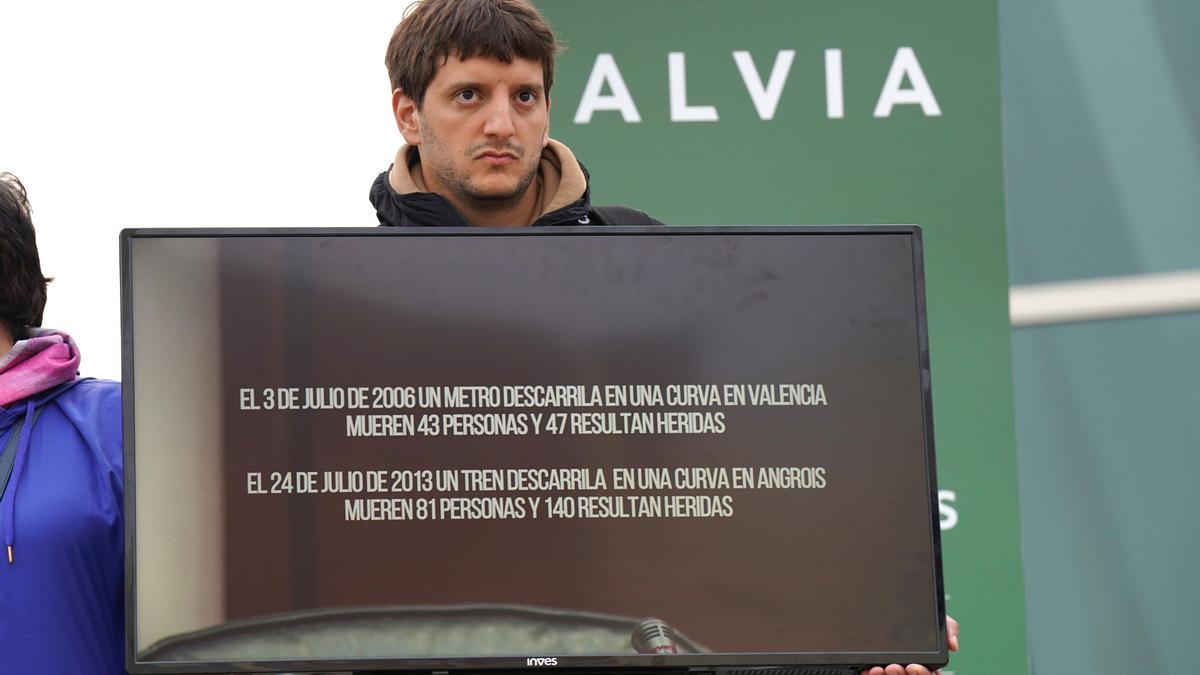 Un familiar de una víctima del accidente en la Cidade da Cultura, donde se celebra el juicio.