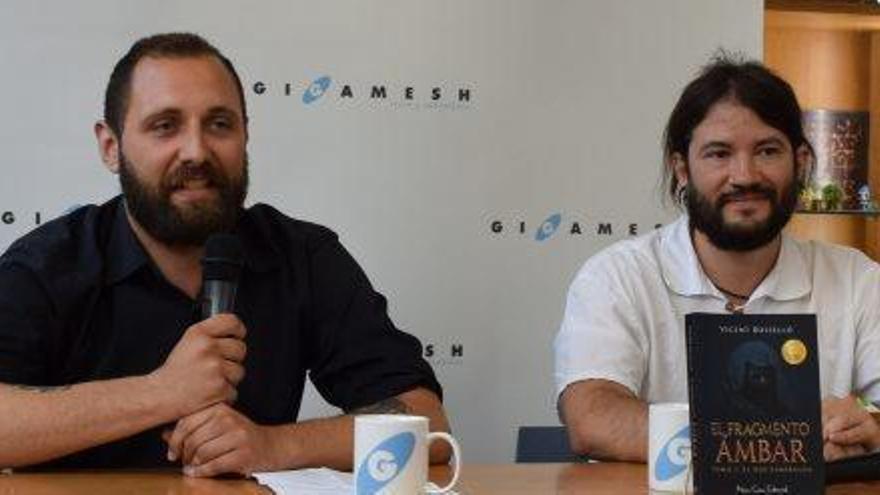 Vicent Rosselló, a la izquierda de la imagen, en la presentación del libro en Barcelona.