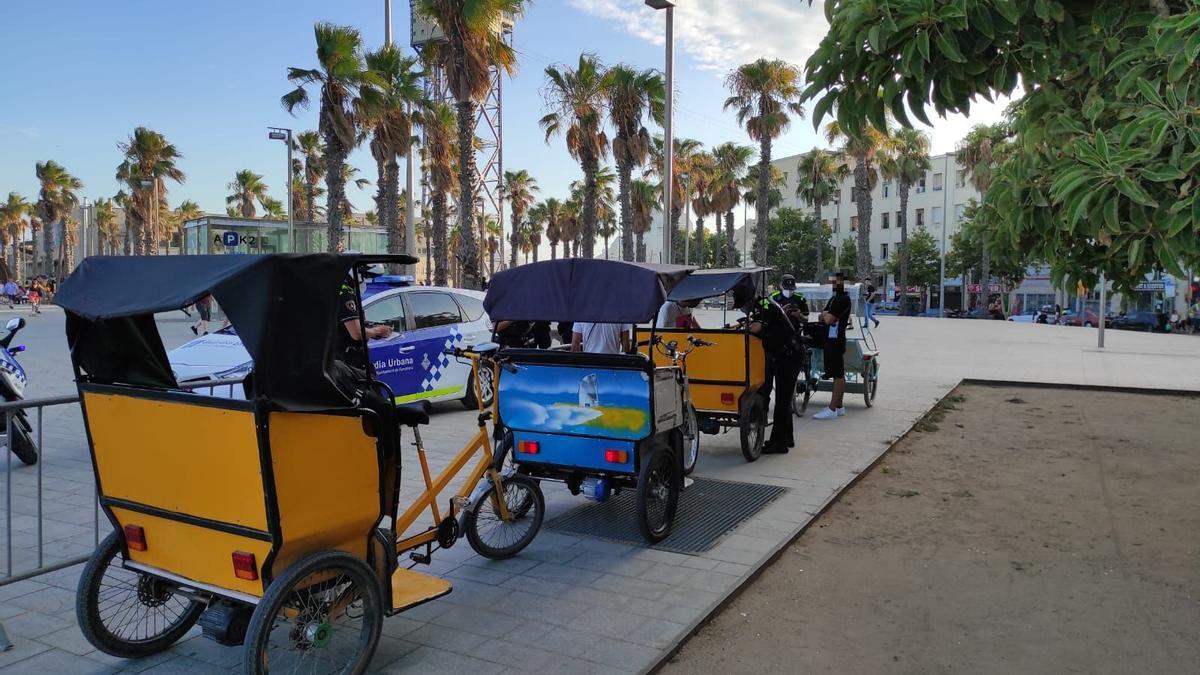 Control de bicitaxis por parte de la Guardia Urbana de Barcelona.