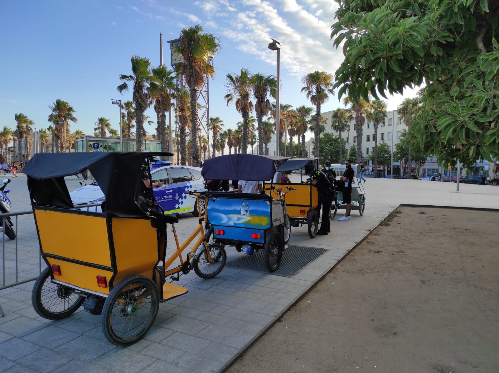 Control de bicitaxis por parte de la Guardia Urbana de Barcelona.