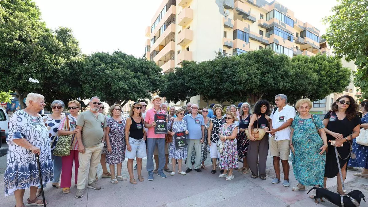 Vecinos de Ibiza cargan contra el proyecto de reubicación del Mercat Nou: "No nos oponemos a una modernización, sino a que se cambie de ubicación"