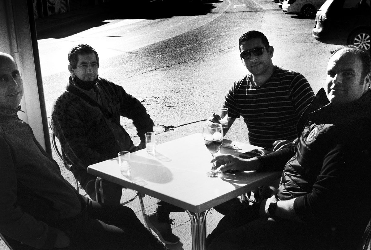 Ginés, Silvestre, Pedro y Andrés, en Fortuna (Murcia), en el bar La Posada.