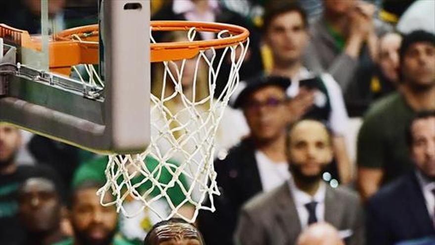 LeBron no puede con unos Celtics que huelen sangre