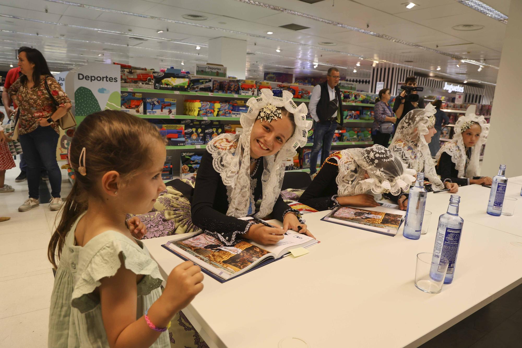 Les Belleas del Foc y sus Damas de Honor firman el Festa de Fogueres en El Corte Inglés