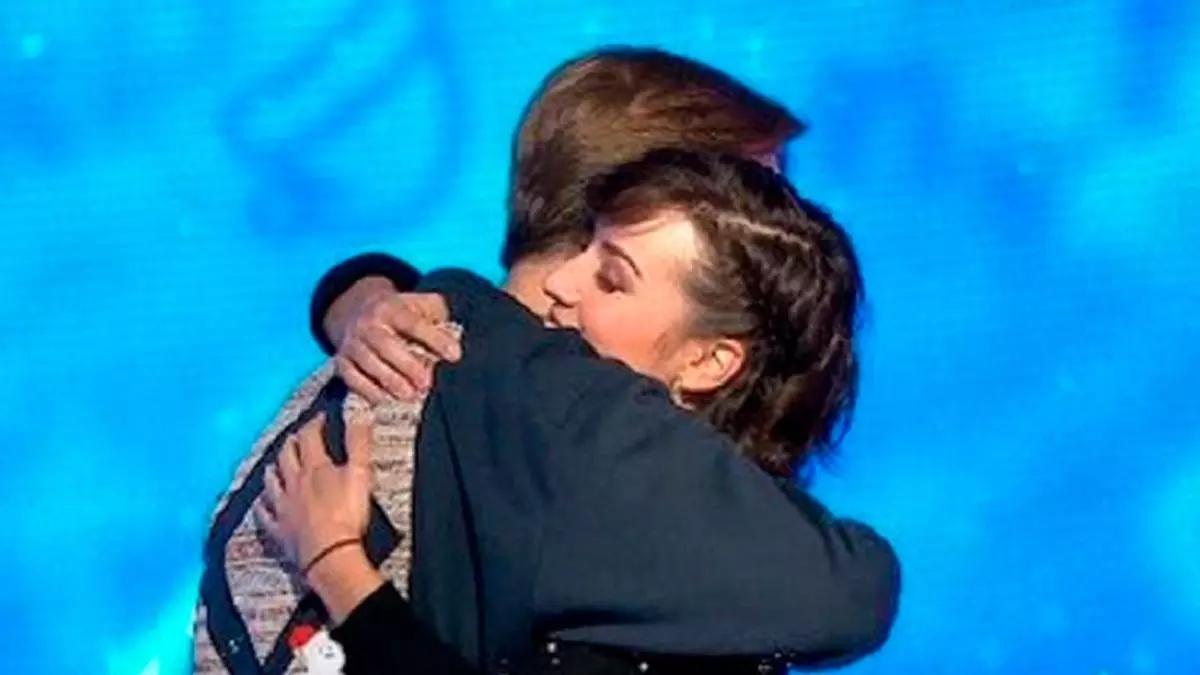 Abrazo entre los dos concursantes de 'Pasapalabra' en uno de los programas