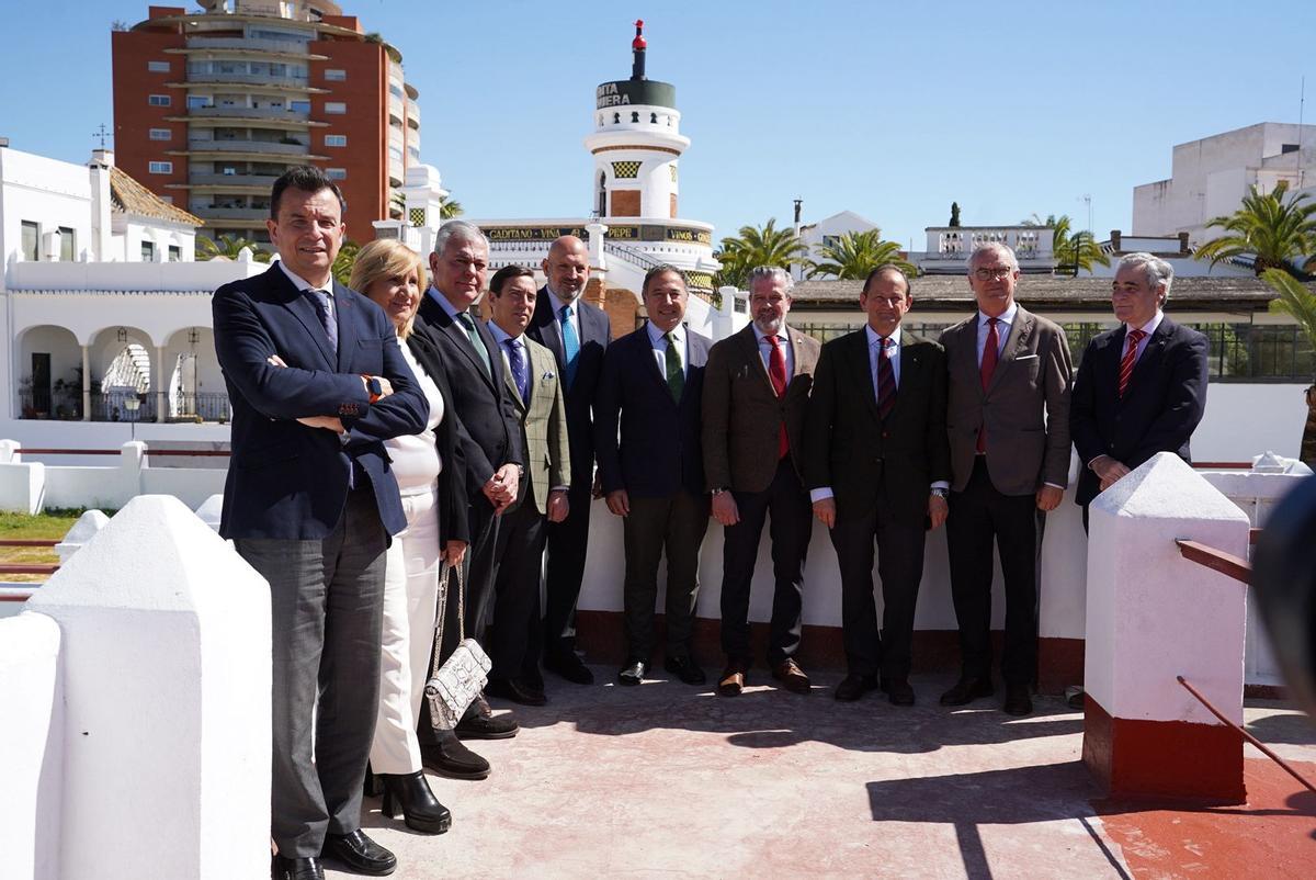 Al acto han asistido José María Garzón, el alcalde de Sevilla, José Luis Sanz, Beatriz Mora, diseñadora del cartel, Daniel de la Fuente, así como numerosas autoridades, que han explicado las peculiaridades de las instalaciones